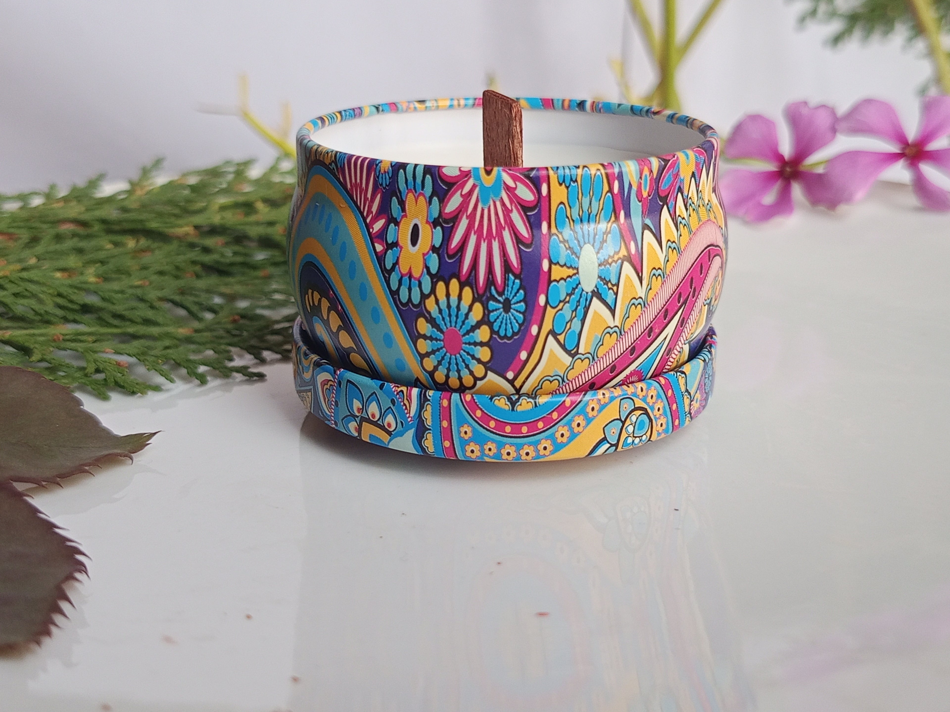Tin Jar / Wooden Stick Soya Wax Candle &nbsp; &nbsp; <p>Choose the wax color and scent of your choice</p>